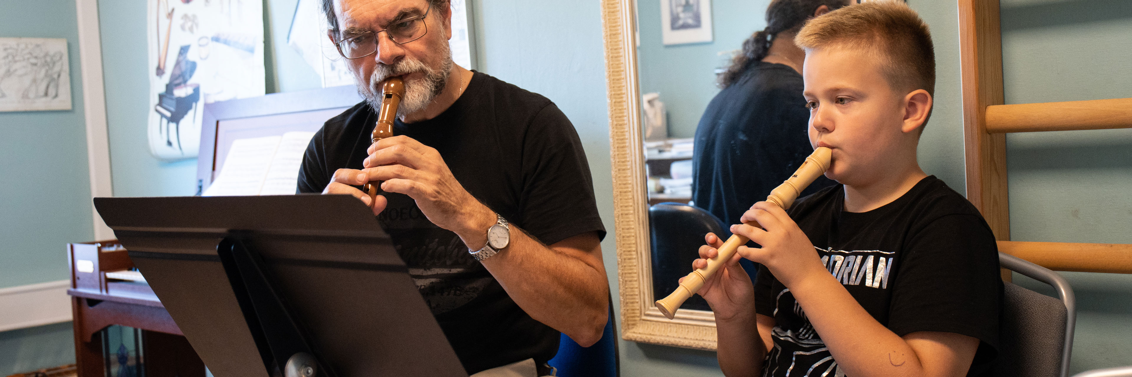 Bjørn Monberg underviser dreng i blokfløjte - Musikskolen