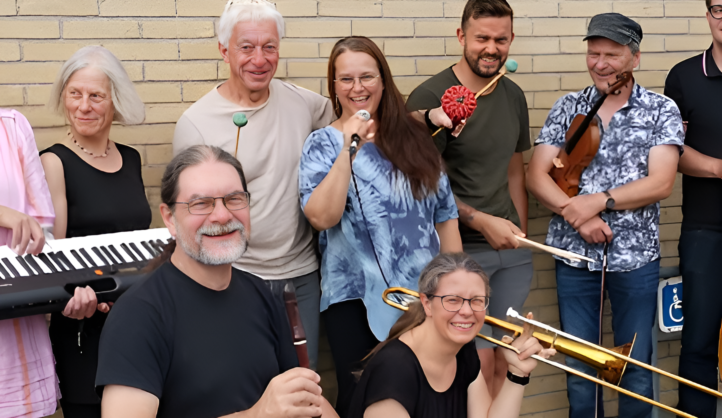 Bjørn omgivet af lærere