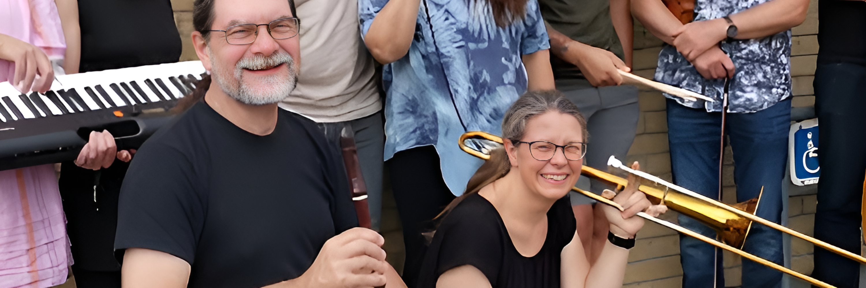 Bjørn omgivet af lærere