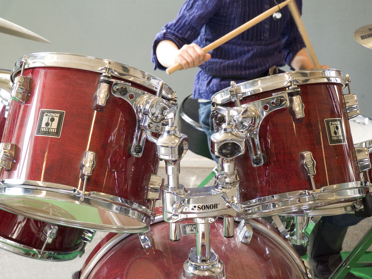 Dreng der spiller på et trommesæt