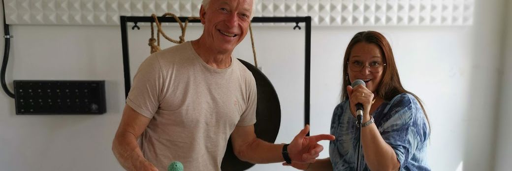 Her står trommelærer H.C. Mogensen sammen med sanglærer Elsebeth Nolsøe Lund