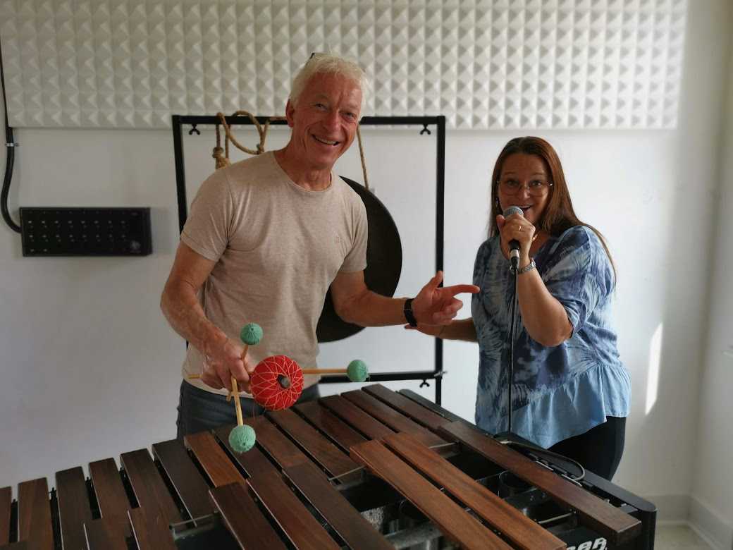 Her står trommelærer H.C. Mogensen sammen med sanglærer Elsebeth Nolsøe Lund