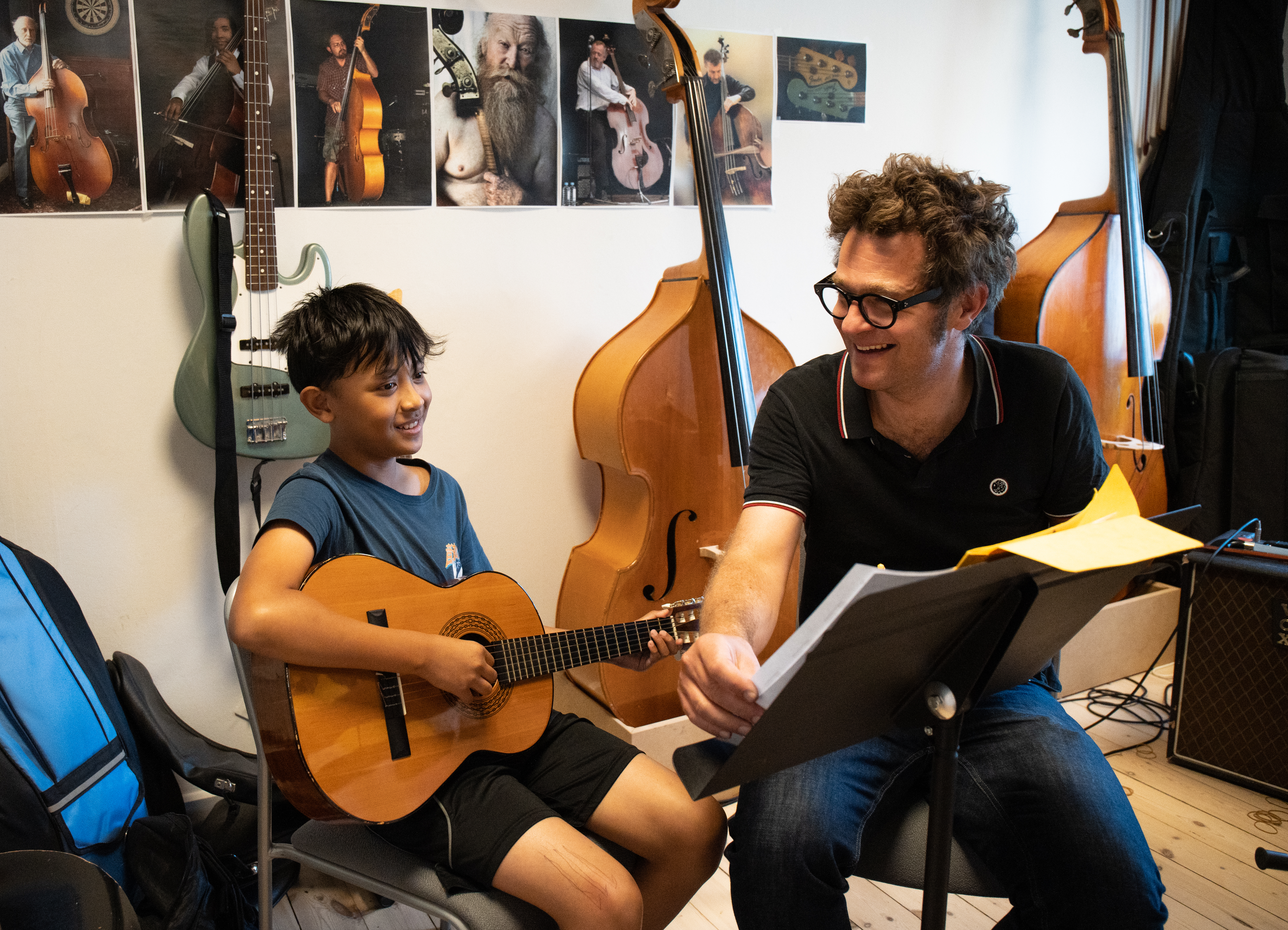Mathias Wedeken underviser dreng i guitar - Musikskolen