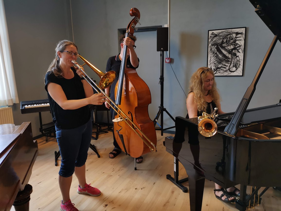 Lowbrass lærer Sara Steengaard Christensen spiller trombone